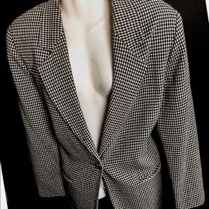 Throwback style checkered blazer !